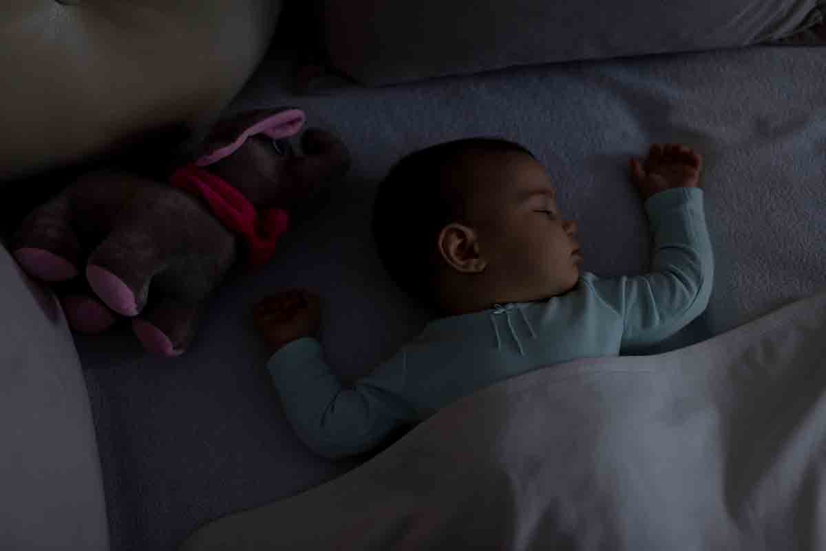 Ребенок спит в темной комнате